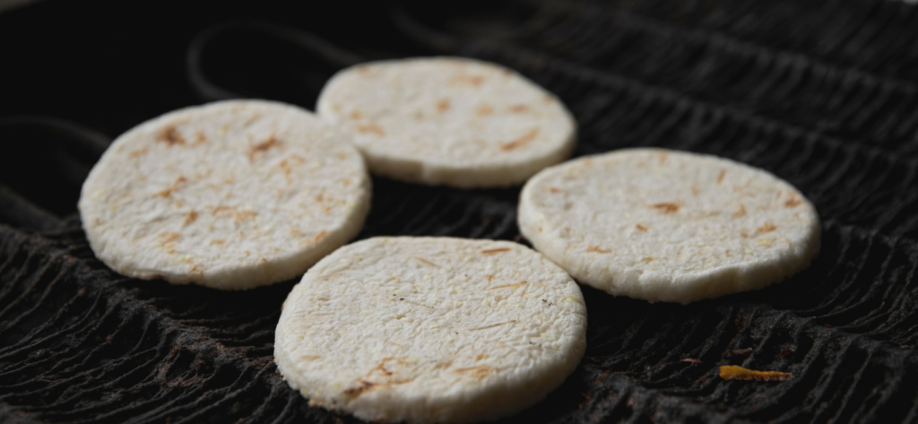 Arepas de maíz blanco hechas a mano en Arenys de Mar
